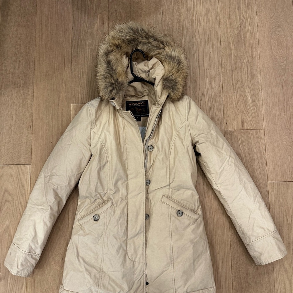 Woolrich Cream Ski & Snow Jacket with Insulated Design